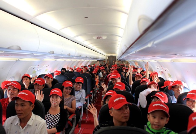 VietJet lại để vũ công mặc bikini “quậy” trên máy bay đến Singapore ảnh 5