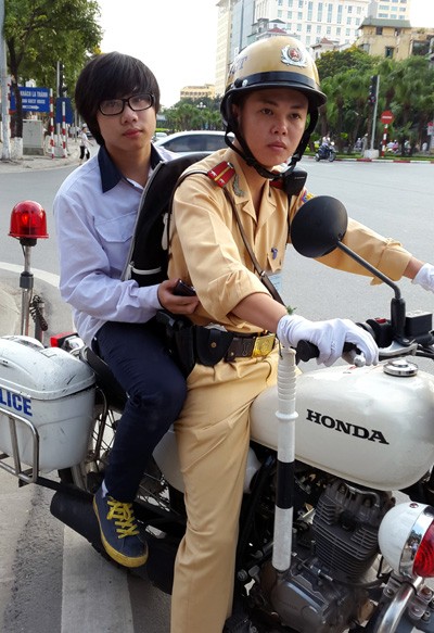 CSGT đưa học sinh gặp tai nạn đi thi tốt nghiệp ảnh 1
