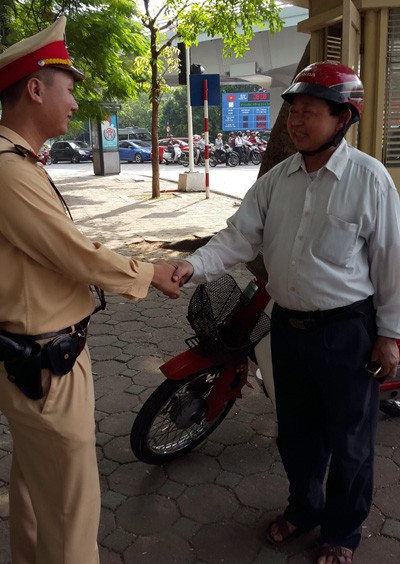 CSGT đưa học sinh gặp tai nạn đi thi tốt nghiệp ảnh 2