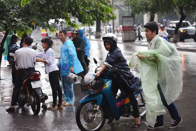 Thí sinh đội mưa đến trường thi ảnh 1