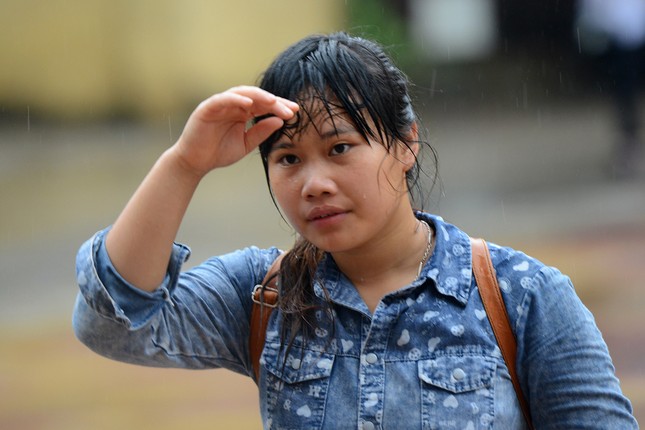 Thí sinh đội mưa đến trường thi ảnh 7