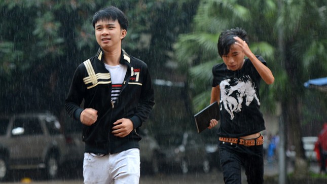 Thí sinh đội mưa đến trường thi ảnh 6