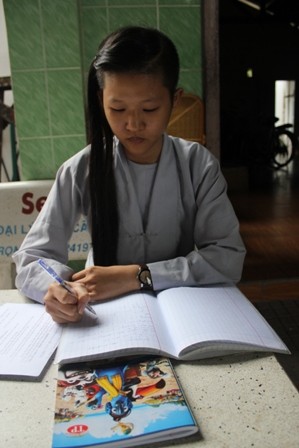 Cha mất, ni cô gạt nước mắt đi thi đại học ảnh 1