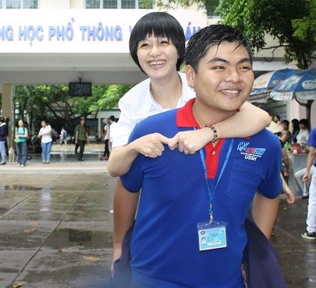 Những thí sinh được cõng đến trường thi ảnh 1