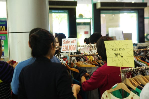Hàng hóa giảm giá đến 50% trước ngày di dời Thương xá Tax ảnh 9