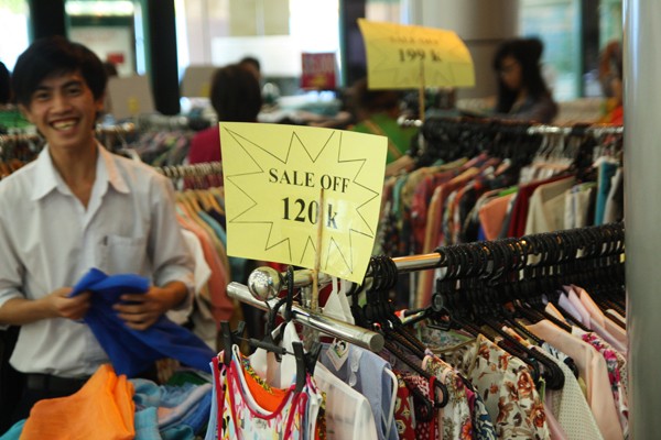 Hàng hóa giảm giá đến 50% trước ngày di dời Thương xá Tax ảnh 10