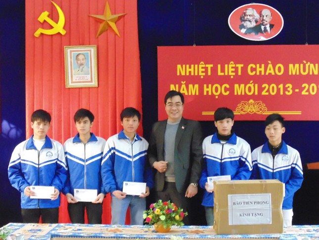 Trao học bổng báo Tiền Phong cho học sinh nghèo vượt khó Yên Bái ảnh 1