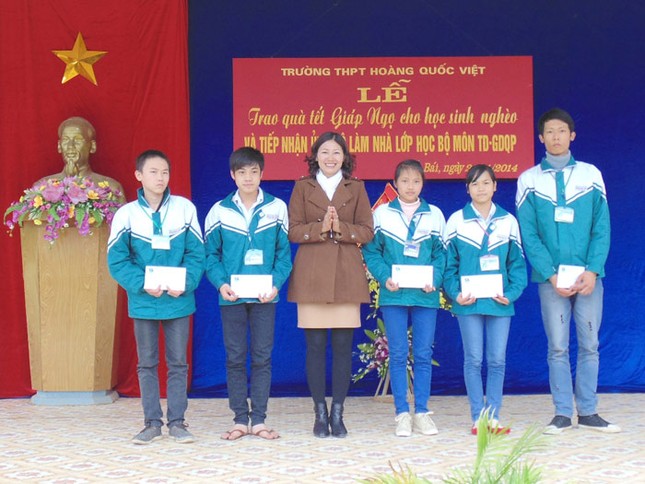 Trao học bổng báo Tiền Phong cho học sinh nghèo vượt khó Yên Bái ảnh 2