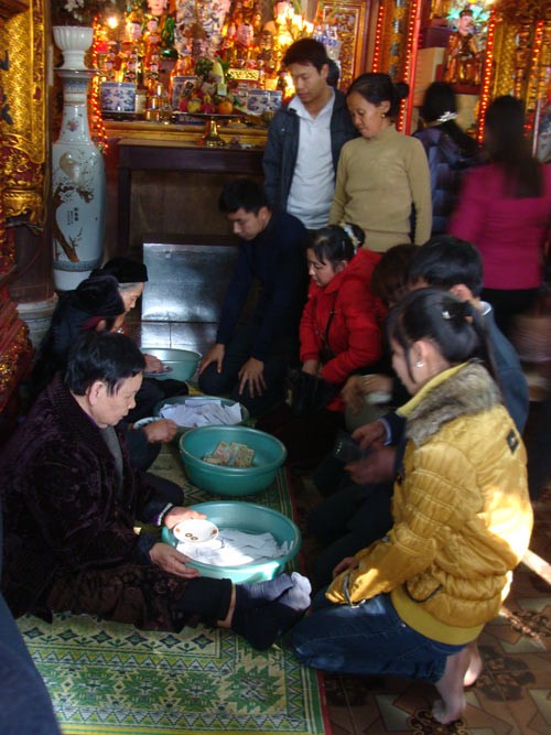 Người dân xứ Thanh đi chùa rút quẻ may mắn đầu năm ảnh 3