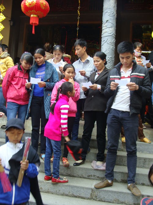 Người dân xứ Thanh đi chùa rút quẻ may mắn đầu năm ảnh 4