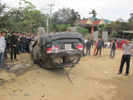 Fortuner lao vun vút, đâm gãy cây rồi lật ngửa ảnh 3