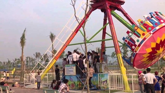Đu quay rơi xuống đất, 6 học sinh nhập viện ảnh 1