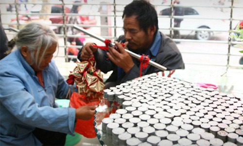 Vác bao tải tiền xu đóng học phí cho con ảnh 2