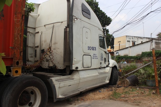 Container “đại náo” trên đường, lao vào nhà dân ảnh 1