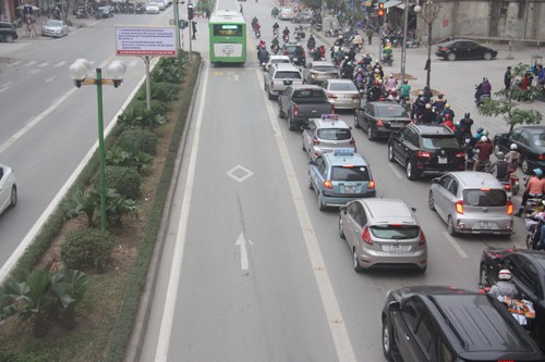 Ôtô xếp hàng dài nhường đường xe buýt nhanh ảnh 2