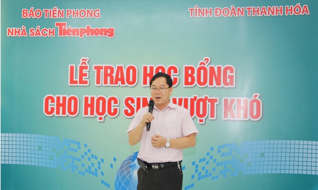 Nhà sách Tiền Phong trao học bổng cho học sinh vượt khó ảnh 1