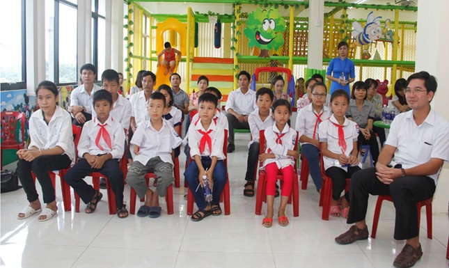 Nhà sách Tiền Phong trao học bổng cho học sinh vượt khó ảnh 3