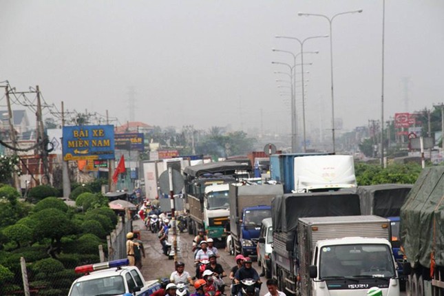 5 xe ô tô dính chùm, vỡ nát sau tai nạn liên hoàn ảnh 3