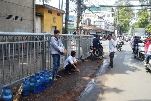 Dựng 'ma trận' hàng rào trên vỉa hè Sài Gòn rồi... chỉnh sửa ảnh 11