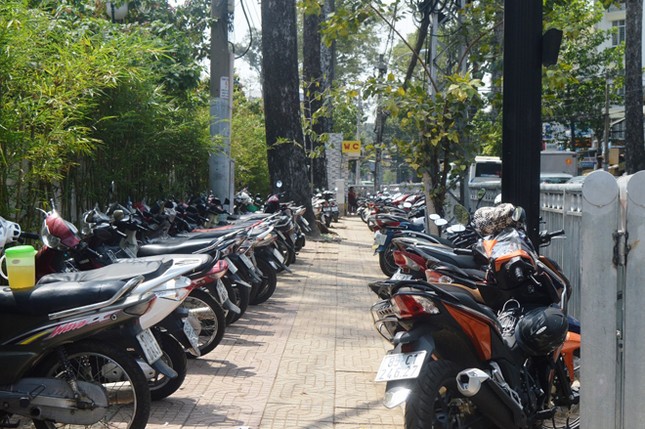 Dựng 'ma trận' hàng rào trên vỉa hè Sài Gòn rồi... chỉnh sửa ảnh 12