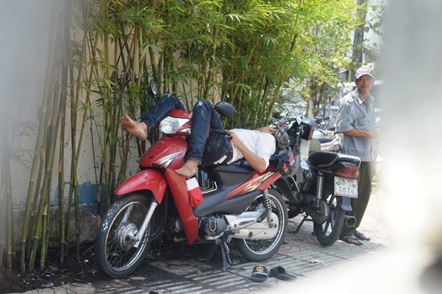 Dựng 'ma trận' hàng rào trên vỉa hè Sài Gòn rồi... chỉnh sửa ảnh 13
