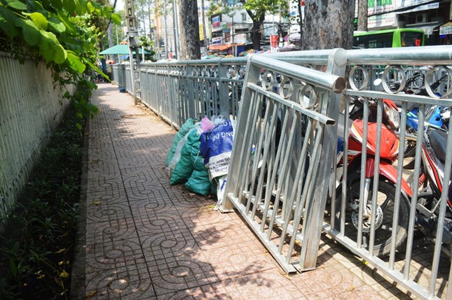 Dựng 'ma trận' hàng rào trên vỉa hè Sài Gòn rồi... chỉnh sửa ảnh 14
