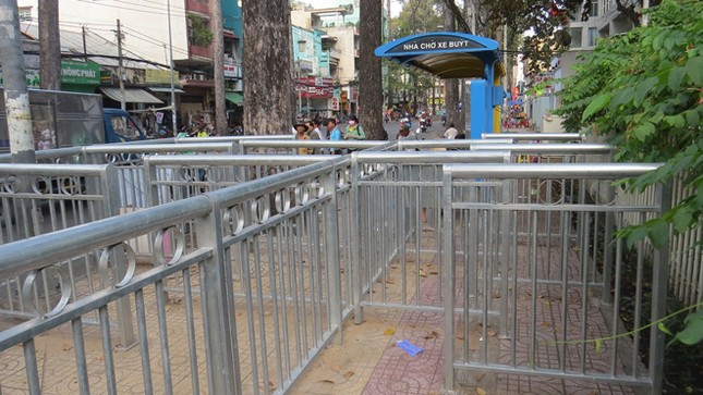 Dựng 'ma trận' hàng rào trên vỉa hè Sài Gòn rồi... chỉnh sửa ảnh 1