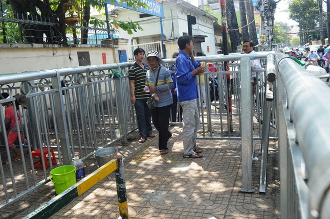 Dựng 'ma trận' hàng rào trên vỉa hè Sài Gòn rồi... chỉnh sửa ảnh 3