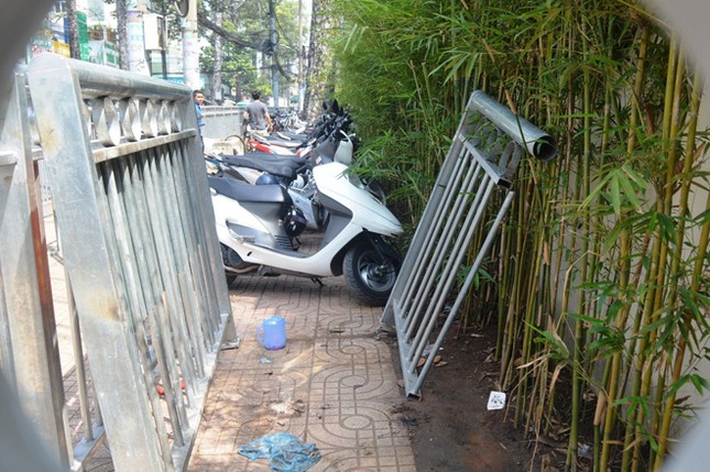 Dựng 'ma trận' hàng rào trên vỉa hè Sài Gòn rồi... chỉnh sửa ảnh 4