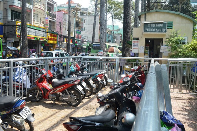 Dựng 'ma trận' hàng rào trên vỉa hè Sài Gòn rồi... chỉnh sửa ảnh 6