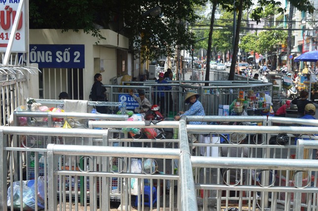 Dựng 'ma trận' hàng rào trên vỉa hè Sài Gòn rồi... chỉnh sửa ảnh 7