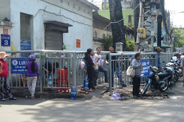 Dựng 'ma trận' hàng rào trên vỉa hè Sài Gòn rồi... chỉnh sửa ảnh 9
