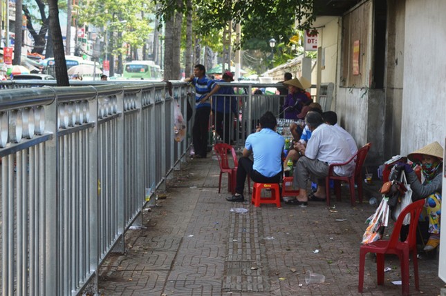 Dựng 'ma trận' hàng rào trên vỉa hè Sài Gòn rồi... chỉnh sửa ảnh 10