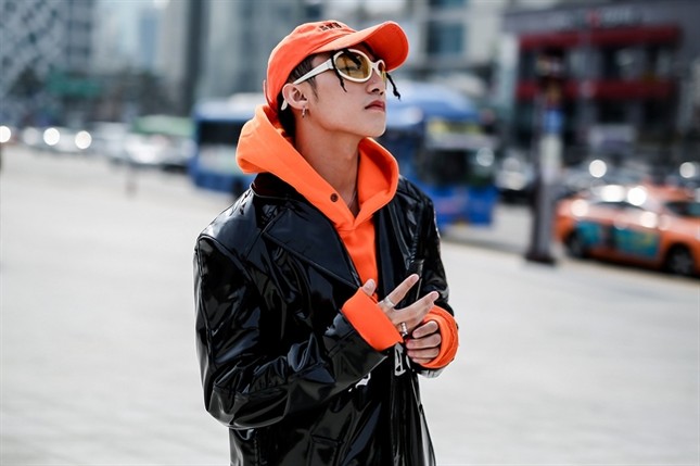 Hàng nghìn khán giả xếp hàng chờ đợi để mua album của Sơn Tùng ảnh 3