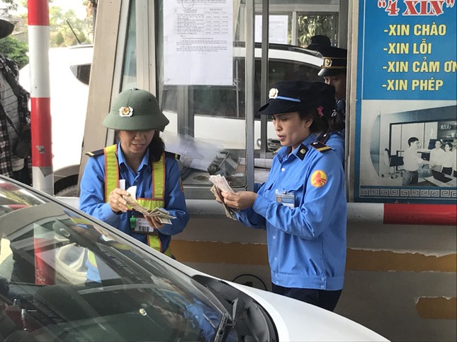Trạm thu phí xả cổng tránh ùn tắc do người dân dùng tiền lẻ mua vé ảnh 3