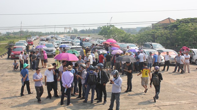 Trạm thu phí xả cổng tránh ùn tắc do người dân dùng tiền lẻ mua vé ảnh 1