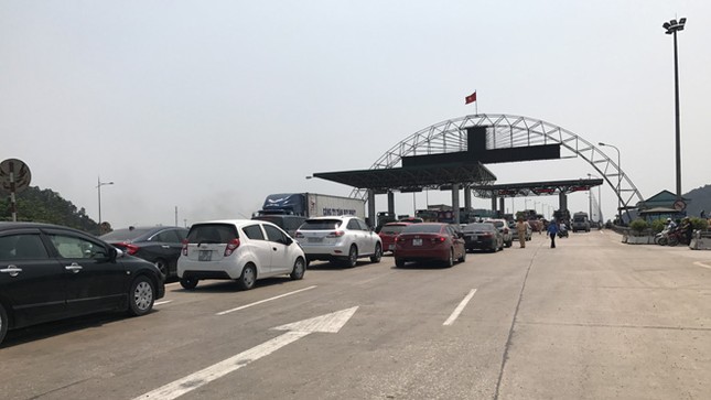 Trạm thu phí xả cổng tránh ùn tắc do người dân dùng tiền lẻ mua vé ảnh 4