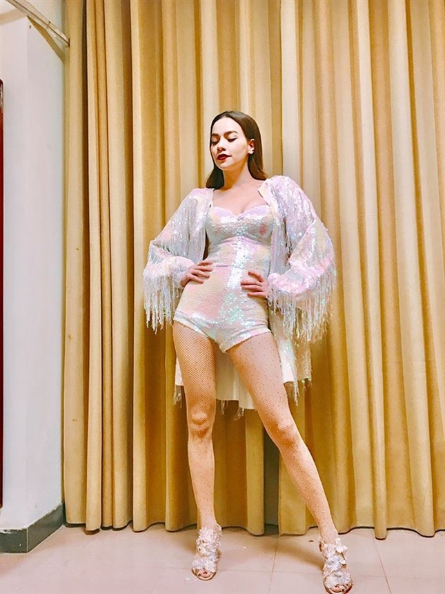 Hồ Ngọc Hà mặc thế nào sau khi bị Sở VH-TT Hà Nội nhắc nhở chuyện trang phục? ảnh 3