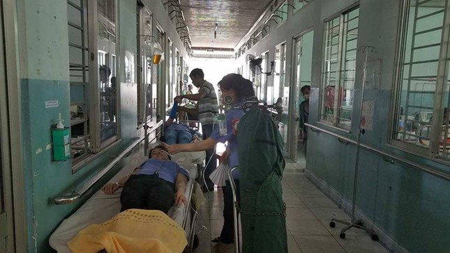 Hàng chục công nhân nhập viện nghi hít phải khí độc ảnh 1