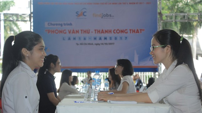 Sôi nổi các hoạt động hỗ trợ sinh viên TPHCM kiếm việc làm ảnh 1