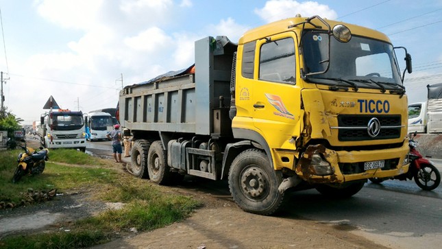 Quốc lộ 1A ùn tắc gần 2 km do 2 ô tô tải đâm nhau ảnh 1
