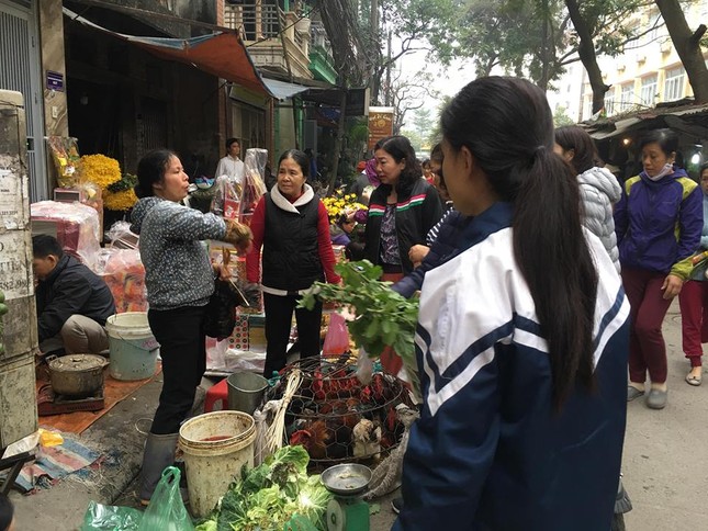 Đồ cúng ông Công, ông Táo ở chợ Hà Nội đồng loạt tăng giá ảnh 6