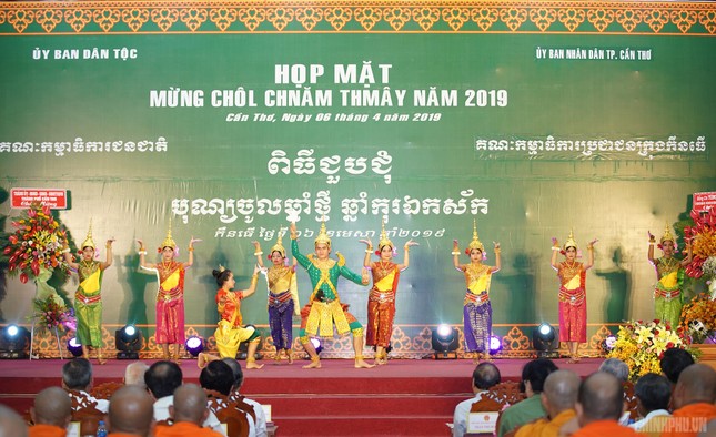 Thủ tướng chung vui Tết cổ truyền Chôl Chnăm Thmây với đồng bào Khmer ảnh 2
