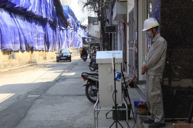 Quây bạt, dọn vệ sinh quanh khu vực cháy Nhà máy Rạng Đông ảnh 4
