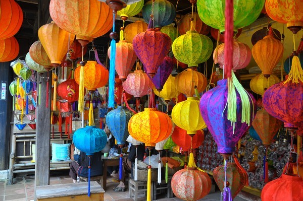 Người có công đầu tiên trong việc làm sống lại chiếc đèn lồng ở Việt Nam là ai?