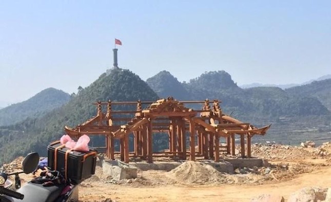 Dự án thang máy phục vụ tham quan, ngắm cảnh ở thị trấn Đồng Văn vi phạm quy hoạch đã được Thủ tướng phê duyệt cao bao nhiêu m?