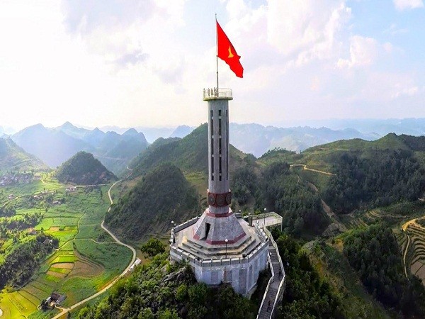 Lũng Cú nằm ở khu vực có độ cao bao nhiêu trên mực nước biển?