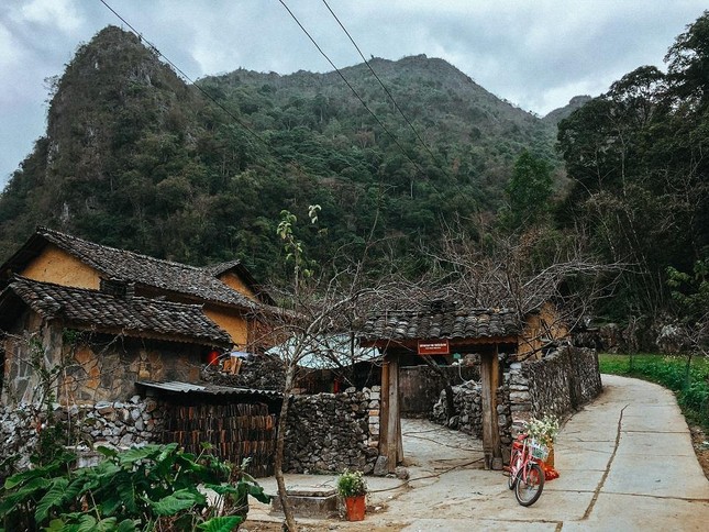 Cao nguyên Đồng Văn – Hà Giang là một cao nguyên đá trải rộng trên bốn huyện Quản Bạ, Yên Minh, Đồng Văn, Mèo Vạc. Nơi này lấy bối cảnh cho bộ phim nổi tiếng nào?