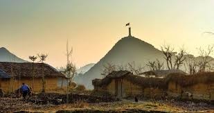 “Nơi cúi mặt sát đất, ngẩng mặt đụng trời” miêu tả địa danh nào sau đây của tỉnh Hà Giang?