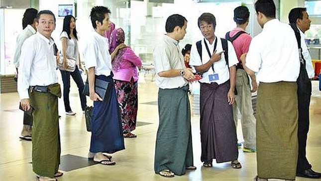 Đàn ông nước Đông Nam Á nào nổi tiếng với hình ảnh mặc váy, nhai trầu?